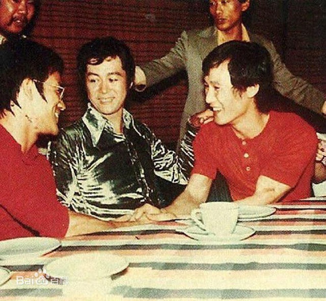 Trần Huệ Mẫn trò chuyện cùng Lý Tiểu Long.
