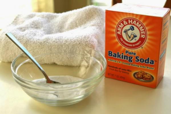 Đối với các vết lem từ tay, chân, giày, bạn hoà tan bột baking soda với nước rồi chà vết bẩn bằng vải trắng. Bạn chà nhẹ nhàng để tránh lớp sơn tường bị bong tróc ra nhé.