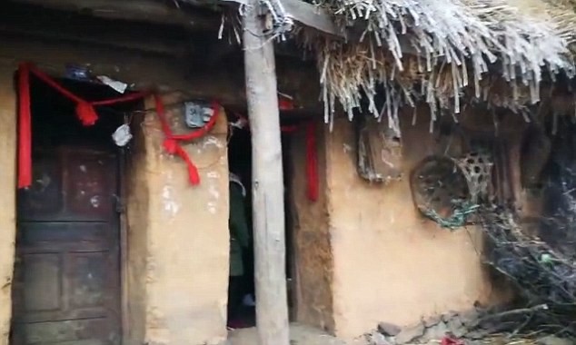 Ng&ocirc;i nh&agrave; đơn sơ v&agrave; đ&ocirc;i tay lạnh c&oacute;ng của M&atilde;n, c&ugrave;ng ng&ocirc;i trường em theo học. Ảnh: Nh&acirc;n D&acirc;n Nhật B&aacute;o.