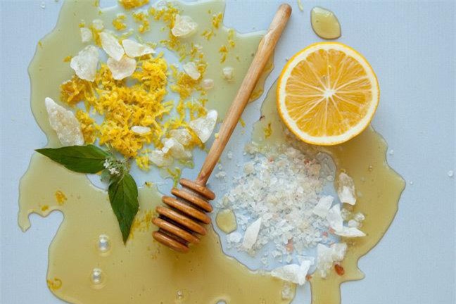 Tẩy tế bào chết định kì sẽ giúp da bạn mịn màng hơn.