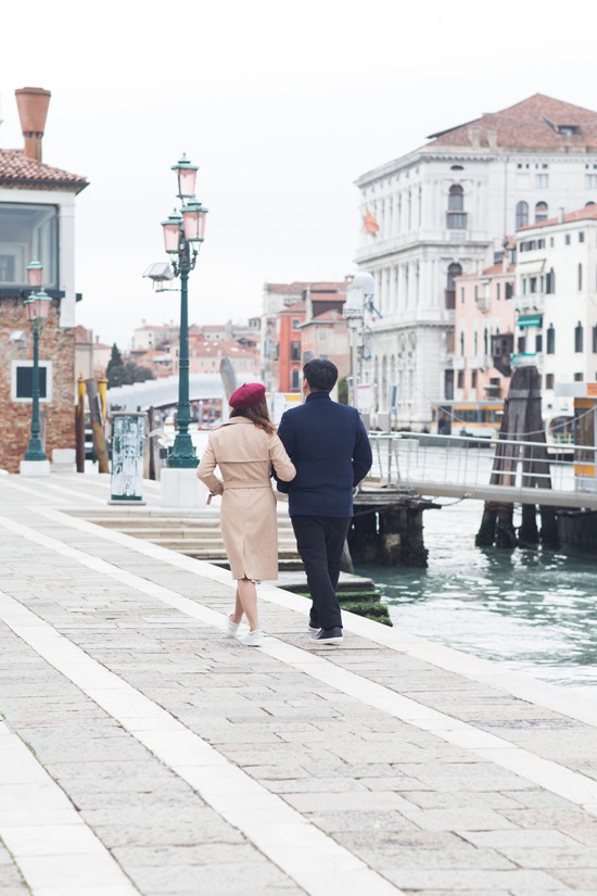 Ngọc Anh chia sẻ, Venice luôn là điểm đến lý tưởng dành cho những cặp đôi đang yêu nên cô muốn thực hiện MV tại đây. Thời điểm ê kíp đến Italy, thời tiết lạnh 5 độ C khiến nữ ca sĩ gặp nhiều khó khăn khi quay phim. Cô gần như đông cứng ở những phân đoạn mặc váy mỏng manh, hở trọn lưng trần.