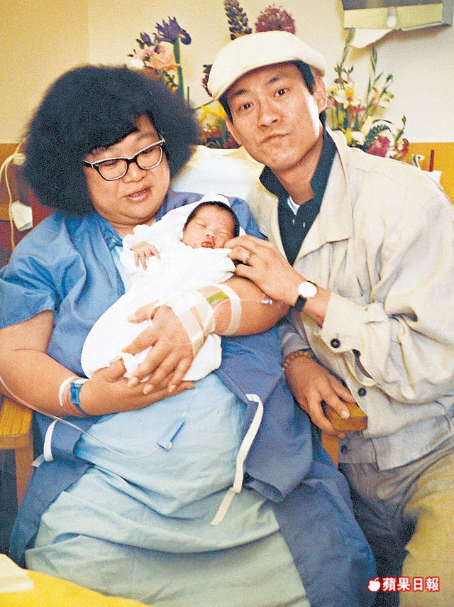Ở tuổi 42, Thẩm Điện Hà hạ sinh con gái nhưng không thể cữu vãn nổi cuộc hôn nhân với Trịnh Thiếu Thu. (Ảnh: Internet)