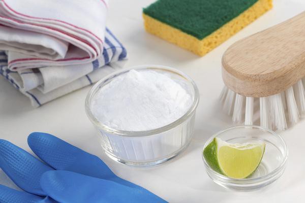 Hoà tan hỗn hợp gồm: amoniac, nước cốt chanh và bột giặt rồi bôi hỗn hợp đó lên vết mực trên tường. Bạn lấy khăn trắng chà nhẹ để đánh bay vết mực.