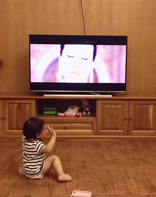 Dù mới 2 tuổi nhưng Misu đã tỏ ra yêu thích âm nhạc khi khua tay múa theo bài hát của mẹ.