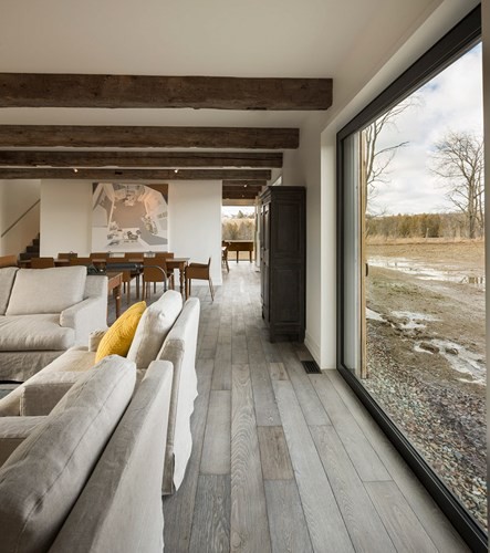Hành lang trong nhà giúp nối liền các không gian sống với nhau. Dầm nhà bằng gỗ cho thấy nét kiến trúc truyền thống được lưu giữ sau quá trình cải tạo.