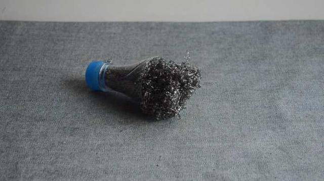 Khi rửa b&aacute;t, chị em cầm chắc phần nắp chai v&agrave; cọ nồi bằng phần giẻ sắt thừa ra, vừa kh&ocirc;ng lo đau tay, lại vừa sạch sẽ gọn nhẹ.