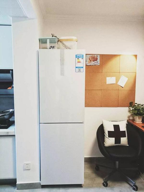 Chiếc tủ lạnh cùng gam màu trắng với gạch nền và vật dụng của toàn bộ căn bếp.