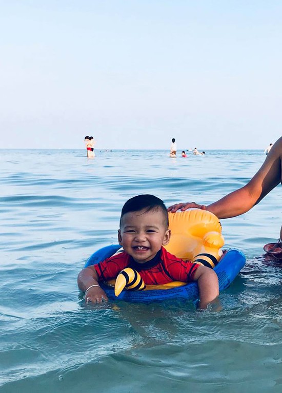 Cậu nh&oacute;c đ&atilde; mọc được 4 chiếc răng. Kh&ocirc;ng &iacute;t bạn b&egrave; của Jennifer nhận x&eacute;t, b&eacute; Nu thừa hưởng n&eacute;t đẹp của cả bố lẫn mẹ.