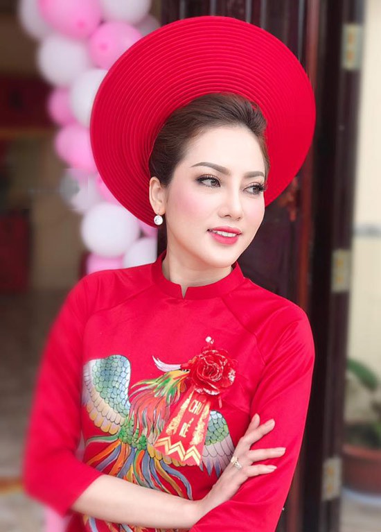 Bà xã nam ca sĩ có gương mặt xinh đẹp, không hề thua kém bất cứ nữ nghệ sĩ nào của showbiz.