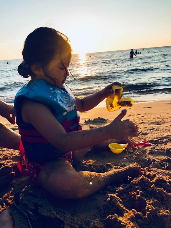 Jennifer Phạm từng t&acirc;m sự, gia đ&igrave;nh lu&ocirc;n l&agrave; điều quan trọng nhất trong cuộc sống của c&ocirc;. D&ugrave; bận rộn với lịch chạy show nhưng c&ocirc; lu&ocirc;n cố gắng sắp xếp để d&agrave;nh thời gian chăm s&oacute;c chồng con. Mỗi khi rảnh, vợ chồng c&ocirc; đều tranh thủ đưa cả nh&agrave; đi du lịch.