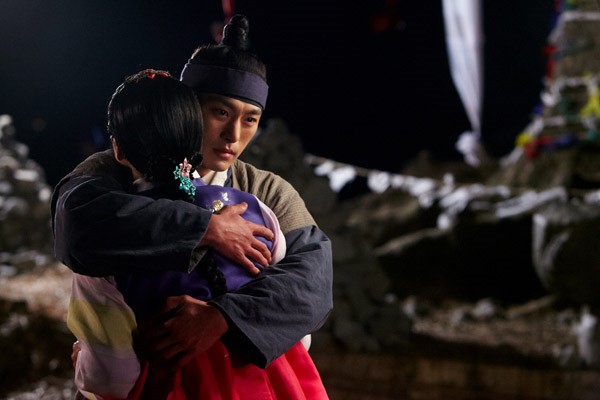 Năm 2013, em trai Ha Ji Won quay lại với sở trường đóng phim cổ trang bằng một nhân vật nhỏ trong Cruel Palace - War of Flowers. Đây tiếp tục là một vai diễn không để lại nhiều ấn tượng, khán giả cũng quên lãnng học trưởng Ha In Soo gây ấn tượng mạnh trong Sungkyunkwan Scandal năm nào.
