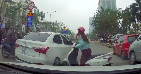 
Hình ảnh “Ninja Lead” cố húc hông ô tô để sang đường mới đây ở Hà Nội. Ảnh cắt từ clip

 
