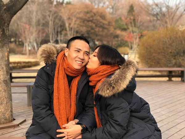 
Cuối cùng, hơn 1 năm yêu đương, họ sắp về cùng nhau. Trần Mạnh Hùng đã bày tỏ tình yêu và cầu hôn người phụ nữ mà anh yêu thương trân trọng.
