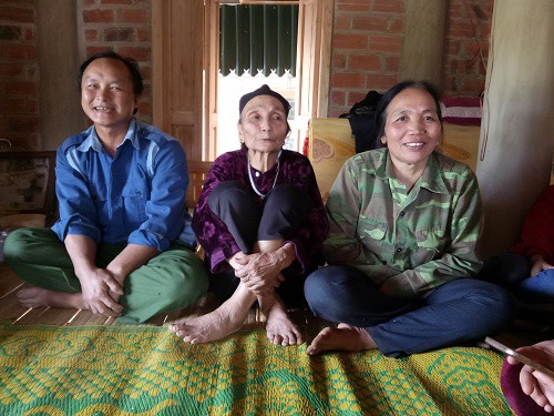 
Bà nội của thủ môn Tiến Dũng là Phạm Thị Giáp (75 tuổi) vui mừng vô cùng khi đứa cháu nội góp phần không nhỏ vào chiến thắng của đội tuyển U23 Việt Nam
