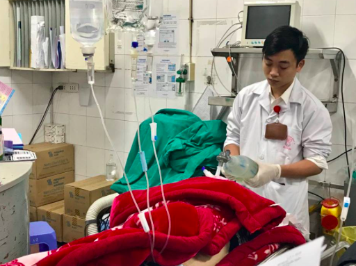 Nhân viên y tế của phòng Hồi sức 1, khoa Cấp cứu, Bệnh viện Việt Đức bóp bóng hồi sức cho nam bệnh nhân bị tai nạn lao động chuyển đến từ Vĩnh Phúc. Ảnh: TB