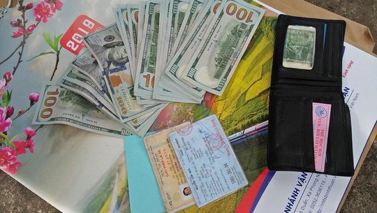 Giấy tờ và nhiều tài sản trong chiếc ví khách bỏ quên