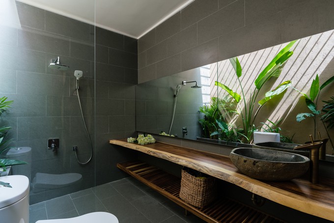 Mỗi góc căn nhà đều có vườn cây nhỏ để thư giãn.