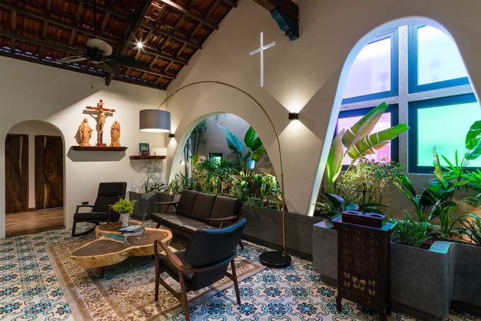 Chủ nhà theo Thiên Chúa giáo. Vì vậy, nhiều chi tiết liên quan đến nhà thờ hay cây thập giá được tái hiện.