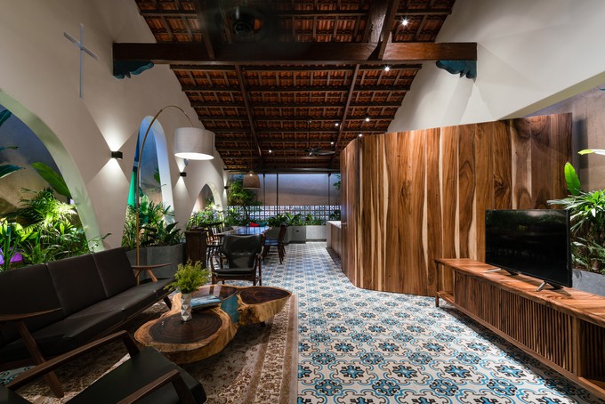 Tiếp đó là không gian chung bao gồm nhà bếp - phòng ăn - phòng khách, khu vệ sinh và giặt phơi. Xung quanh không gian chung này là một khu vườn nhỏ.