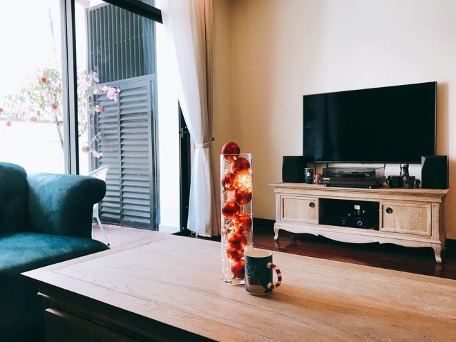 Phòng khách nối liền bàn ăn, chiếc bàn ăn bằng gỗ tự nhiên nhỏ xinh cũng là nơi hai mẹ con thưởng thức những bữa cơm đầm ấm.