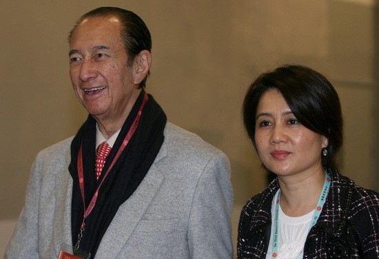&Ocirc;ng tr&ugrave;m s&ograve;ng bạc H&agrave; Hồng S&acirc;n v&agrave; người vợ thứ tư Lương An Kỳ. Ảnh: SCMP.