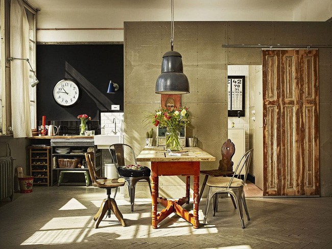 Bếp nhỏ và khu vực ăn uống bên trong gác xép công nghiệp cổ điển Budapest.
