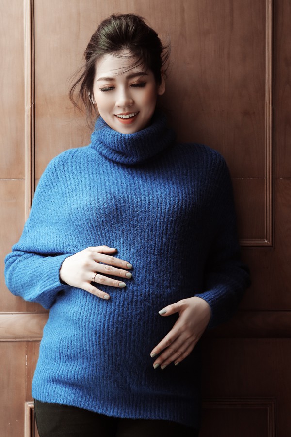 Nhiếp ảnh gia Kim Bánh Trôi vừa tiết lộ một số khoảnh khắc của Tú Anh khi cô mang thai con đầu lòng. Bộ ảnh được thực hiện vào một ngày mùa đông của Hà Nội, trong giai đoạn Á hậu mang bầu được hơn 8 tháng.