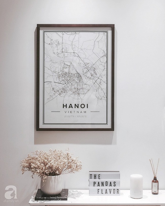 Không gian được decor với những phụ kiện đơn giản, vật dụng trang trí xinh xắn.