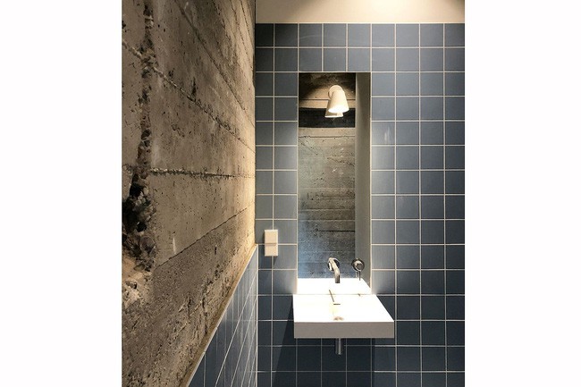 Mang bê tông vào phòng tắm tạo phong cách độc đáo.