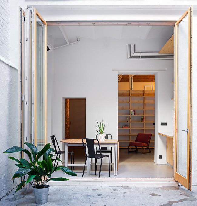 Khu vực ăn uống nhỏ bên trong căn hộ Barcelona với một chiếc bàn độc đáo và 3 chiếc ghế.