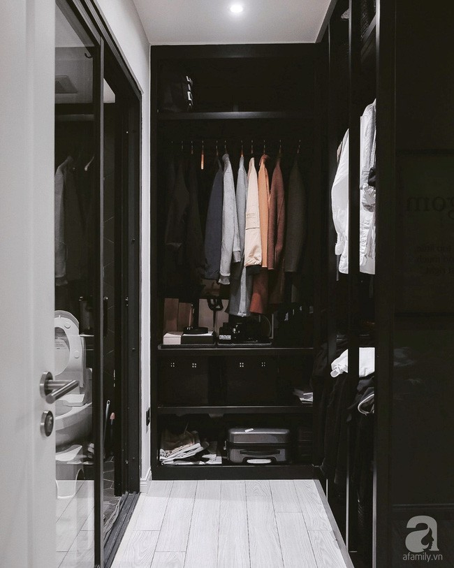 Góc tủ đựng đồ, vừa là nơi thay đồ.
