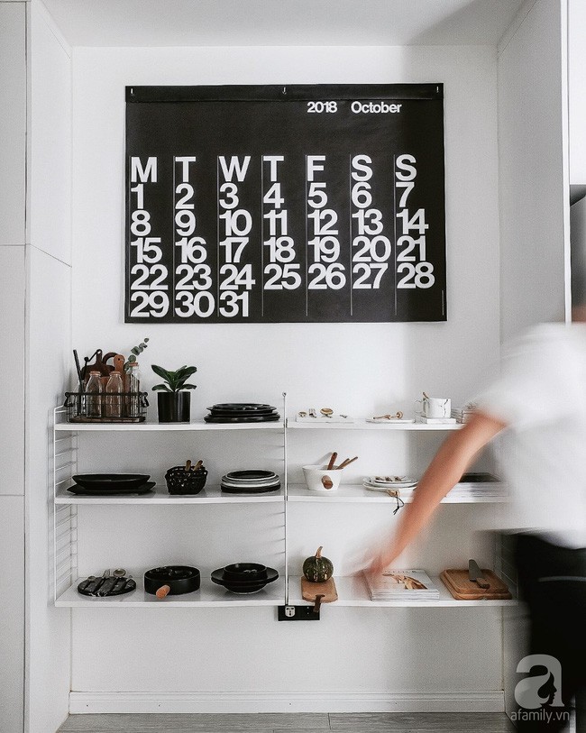 Giá đựng đồ màu trắng giúp đồ đạc gọn gàng nhưng không gian tránh được sự lộn xộn, chật chội.