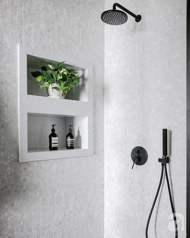 Phòng tắm bắt mắt với gạch ốp tường họa tiết kim cương.