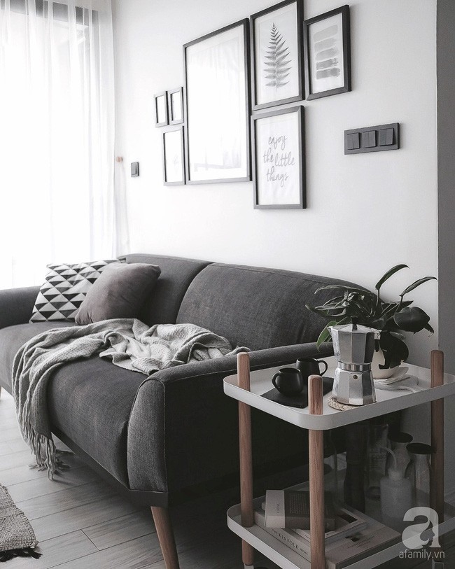 Góc phòng khách chọn lựa với hai gam màu cơ bản, màu trắng làm tông nền và màu đen xám làm màu nhấn. Những gam màu nhẹ nhàng của đồ trang trí hay của gỗ như tăng thêm vẻ đa dạng, xinh yêu cho không gian tiếp khách.