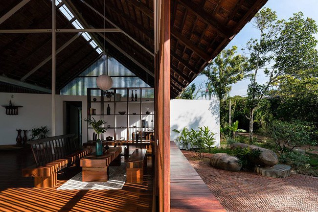 Khe sáng đỉnh mái nhà chính như một bức rèm ánh sáng.