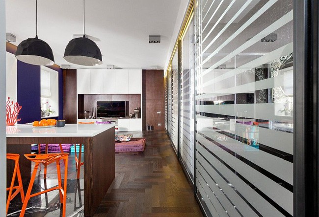 Quầy bếp và bàn ăn cuộn vào làm một trong căn hộ nhỏ đầy màu sắc.