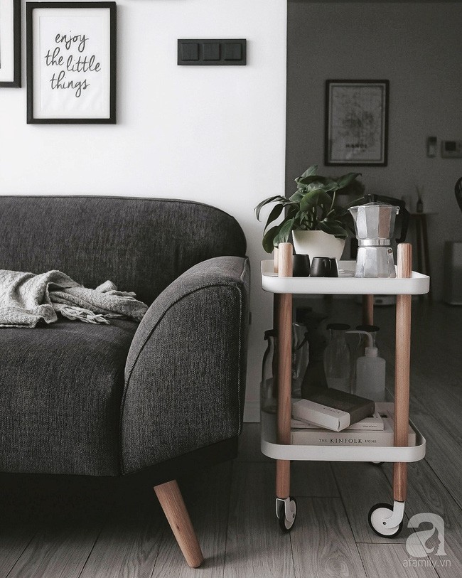 Kệ đựng đồ có bánh lăn giúp việc di chuyển, sắp xếp nhà tiện lợi hơn khi cần.