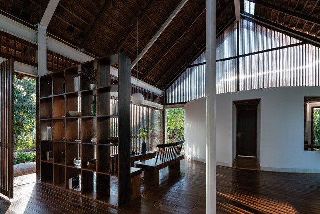 Một điều rất dễ nhận thấy là ngôi nhà sử dụng chất liệu gỗ cho hầu hết sàn nhà, hệ cửa, nội thất. Tuy nhiên nhờ thiết kế nội thất thông minh, những hệ cửa lùa luôn chào đón và thân thiện với tự nhiên mà tổng thể không hề bị cảm giác nặng nề.