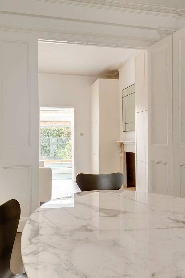 Sử dụng toàn bộ ngăn cách bằng cửa kính kết hợp với chất liệu gạch đá giúp ngôi nhà có nhiều ánh sáng tự nhiên, hơi thở tươi mát và thanh lịch.