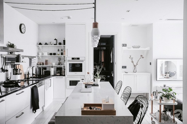 Góc bếp của gia chủ là người đam mê chụp ảnh ẩm thực cũng trở nên đặc biệt hơn với hệ thống tủ bếp màu trắng cùng thiết bị vật dụng cao cấp, hiện đại.