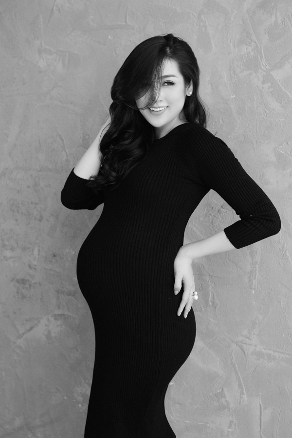 Từ lúc kết hôn với ông xã Gia Lộc vào tháng 7/2018, Tú Anh gần như rút lui khỏi showbiz để dưỡng thai và vun vén cho tổ ấm. Tuy vậy thông tin cô mang bầu và bí mật sinh con vô tình bị lộ trên mạng xã hội.
