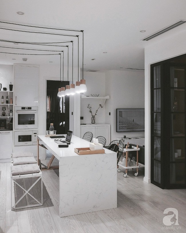 Đảo bếp được sử dụng đa năng, vừa làm bàn làm việc khi cần, vừa là bàn ăn vừa là nơi chuyện trò khi khách ghé thăm nhà.