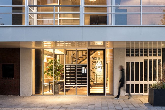 Mặt tiền đường phố của Urban Lofts ở Amsterdam.