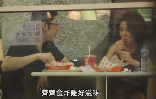 Quan Chi L&acirc;m v&agrave; em trai Quan Thế Hoa đi ăn c&ugrave;ng nhau. 