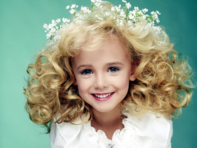 JonBenet Ramsey Patricia dù mới 6 tuổi nhưng đã chiến thắng một loạt các cuộc thi hoa hậu nhí vì vẻ đẹp rạng rỡ của min