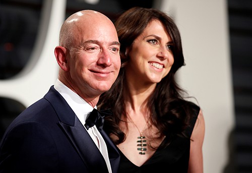 Tỷ phú Jeff Bezos và vợ cũ MacKenzie Bezos. Ảnh: Reuters