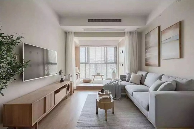 Ngôi nhà này có không gian phòng khách rộng rãi, thoải mái là nhờ cặp vợ chồng đã mở rộng phần ban công và loại bỏ bức tường ngăn cách.