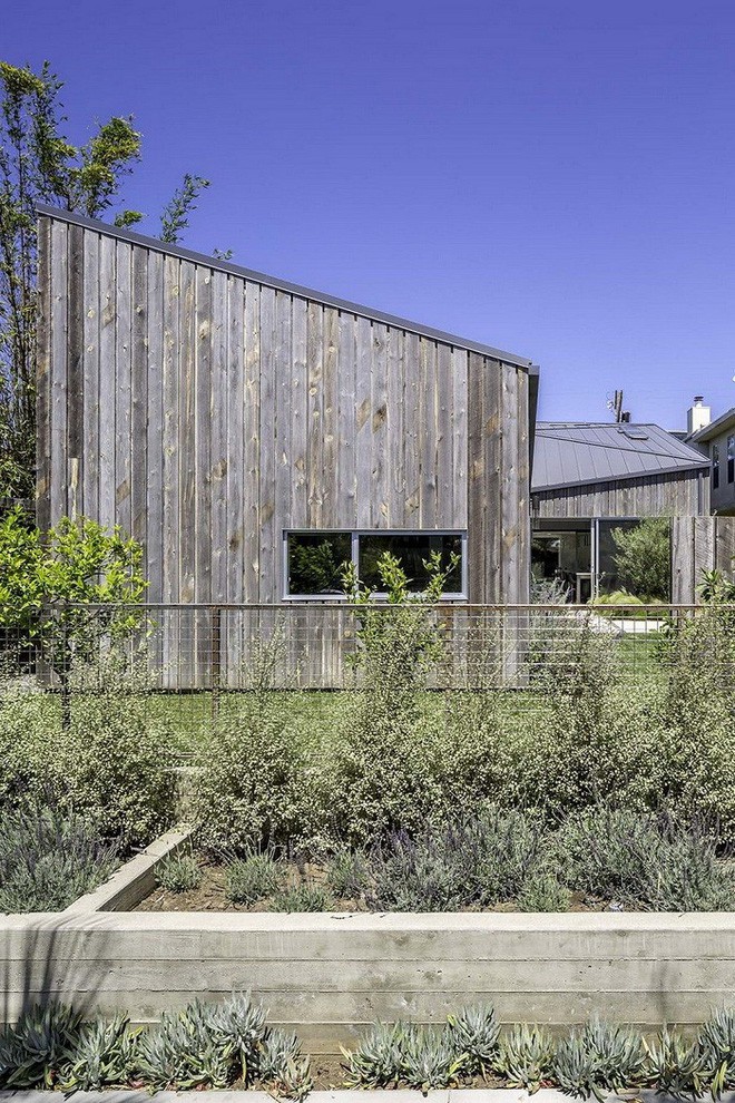 Ngôi nhà được thiết kế chủ yếu từ chất liệu gỗ, các bảng màu gỗ được lựa chọn khá đa dạng phù hợp với từng không gian sống trong nhà và ngoài trời.