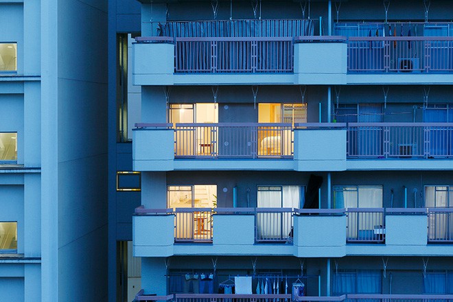 Gia chủ kết nối hai căn hộ của hai tầng liền nhau để tạo nên không gian sống rộng thoáng.