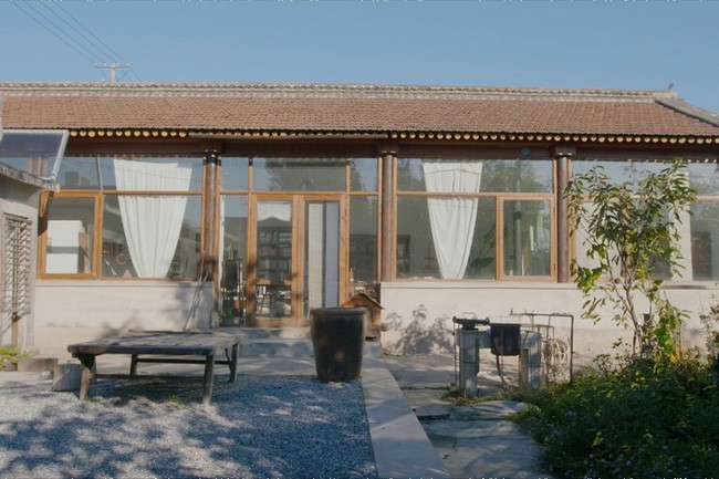 Ngôi nhà được phá dỡ bớt tường để lắp kính và cải tạo khéo léo từng không gian.